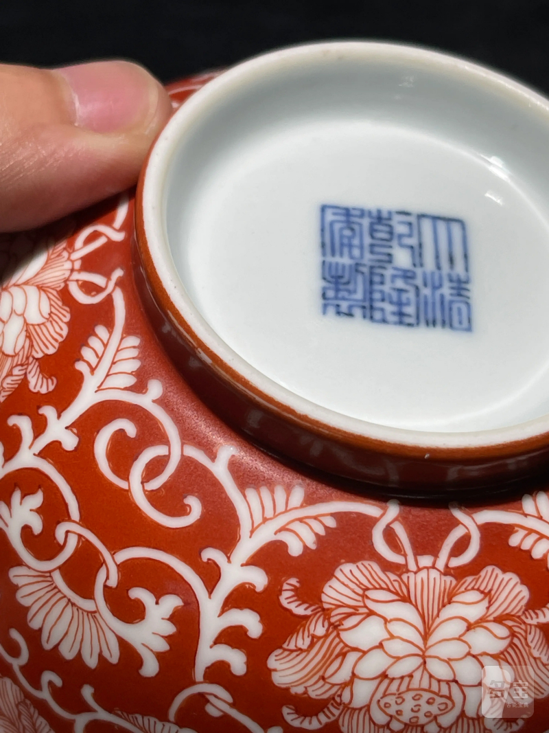 清乾隆 盖雪红缠枝莲纹碗 - 图11
